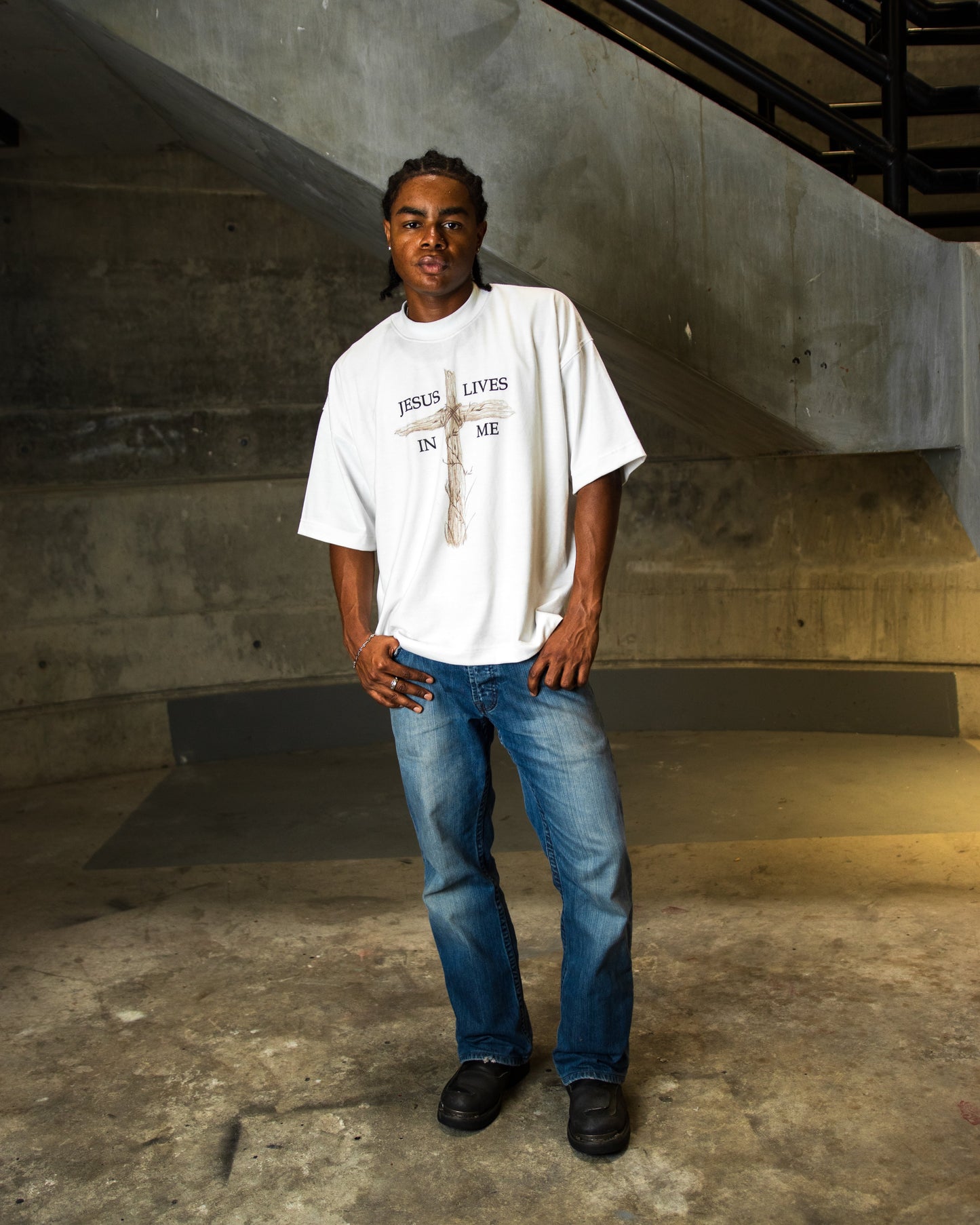 "JESUS LIVES IN ME" - TEE